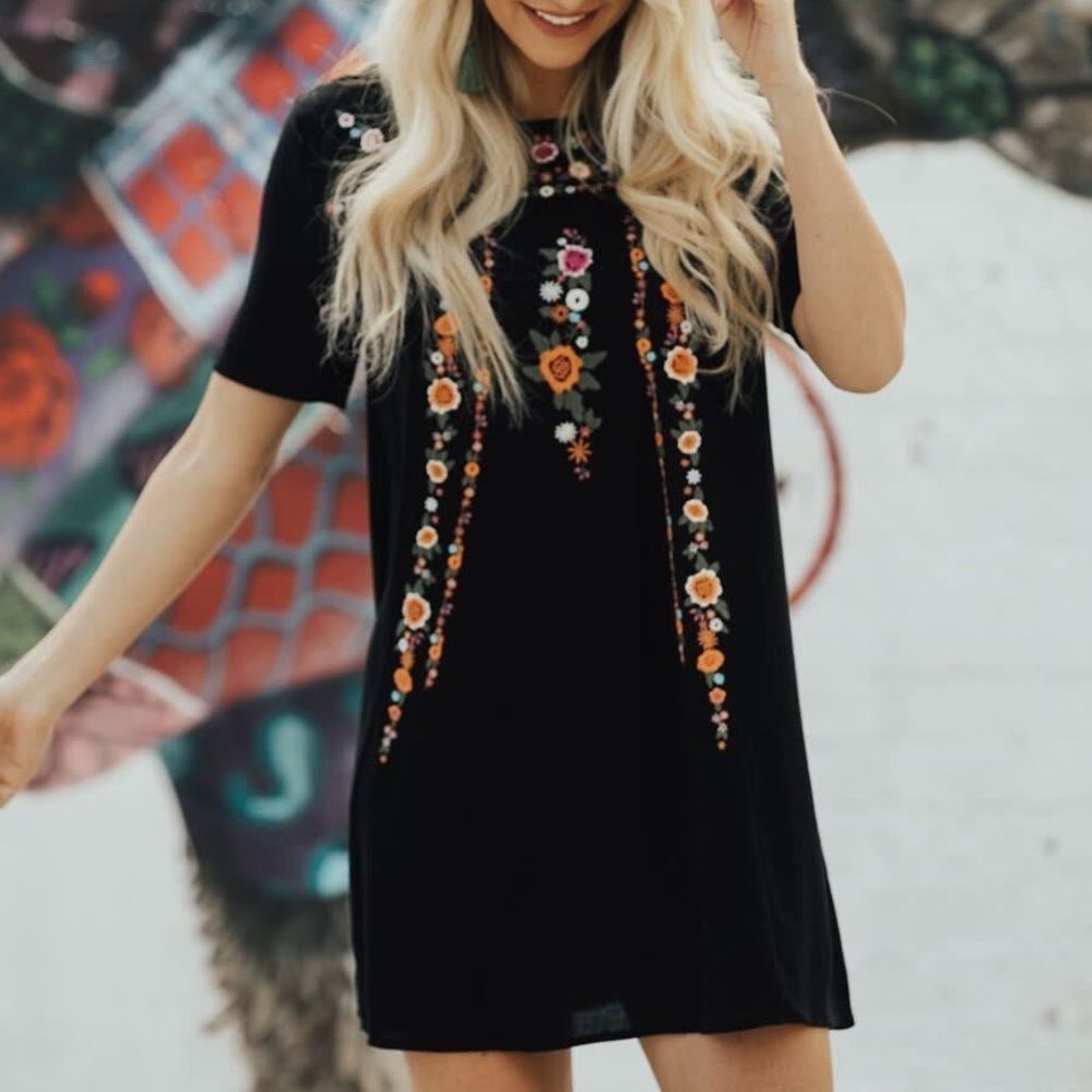 Umgee black tunic top / mini dress embroidered with beautiful flowers size small